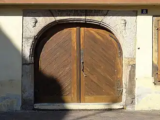 Portail (1613) de la maison8 rue Principale.