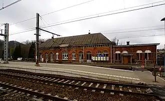 La gare de Herstal : quais rénovés, mais revêtement temporaire sur la toiture.