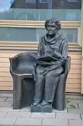 Astrid Lindgren, statue en bronze, à l'extérieur de l'hôpital pédiatrique Astrid Lindgren à Solna