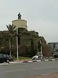 Réservoir d'eau à Herzliya surmonté d'un découpage de Herzl par Uri Lifshitz&nbsp;(en). 1990.