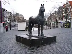 Het Friese Paard (« le cheval Frison »), statue créée par Auke Hettema en 1981, dans la Nieuwestad de Leeuwarden.
