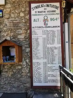 Altitudes et heures de marche affichés sur un panneau, à l'office de tourisme de Saint-Martin-Vésubie.