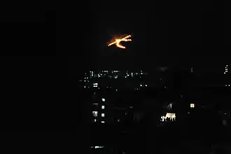 Le symbole Daimonji de gauche allumé lors du festival Gozan no Okuribi