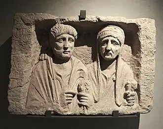 Stèle funéraire du Moyen Euphrate. Région de Zeugma ou Hiérapolis, Turquie.Calcaire. IIe&nbsp;siècle EC.Musée des Beaux-Arts de Lyon.