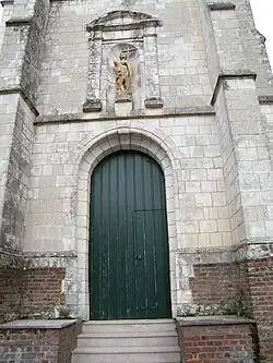 Portail de l'église, avec la statue du saint.