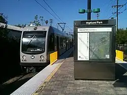 Un train à quai à la station.