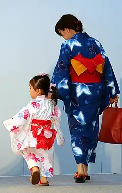 Mère et son enfant en yukata au Himeji Yukata Festival à Otemae-dori (2009, Himeji).