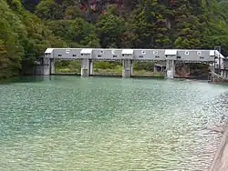 Photo couleur d'un barrage.