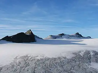 Vue depuis le nord (à gauche) avec les Mittlere (au centre) et Hintere Hintereisspitzen (à droite).