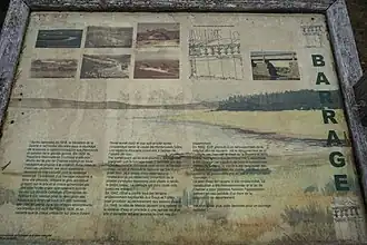 Panneau d'information sur l'histoire du lac, à proximité du barrage.