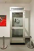 Cabine téléphonique de type 1a de 1990, collection du Musée Polytechnique, exposition "Histoire du design russe. Sélections", présentée du 15 mars au 25 novembre 2022 à la Galerie Tretiakov.