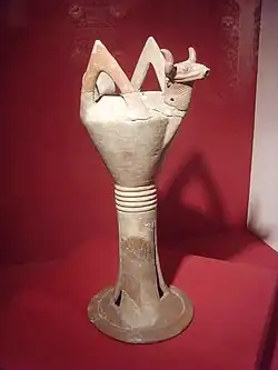 Coupe haute décorée d'une tête de taureau, retrouvé à Kültepe/Kanesh, Musée des civilisations anatoliennes d'Ankara.