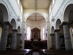 Vue intérieure de la nefvers le chœur.