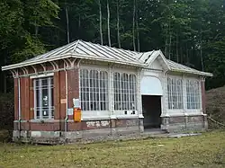 Ancien abri de quai, classé.