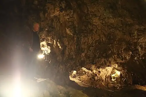 Le découvreur de la grotte, Reiner Blumentritt, sur les lieux.