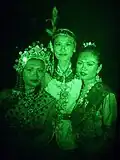 Portrait holographique réalisé avec l'Holomaton. "Les 3 sœurs laotiennes" par Yves Gentet