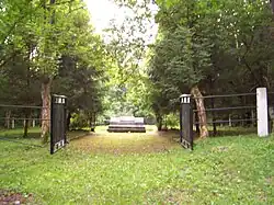 Monument commémorant les 3 500 victimes des exécutions de masse des villages de Vilkija, Veliuona, Seredžius et Raudonė dans la forêt proche de Jaučakiai.