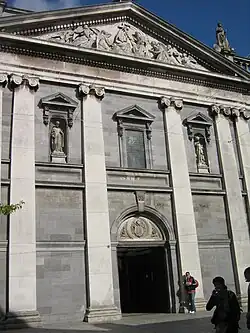 La façade de la cathédrale.