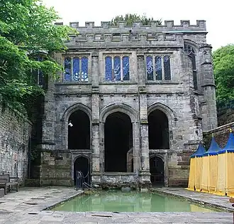 La chapelle de la source et la piscine.