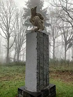Homme à tête d'oiseau, sur socle