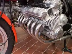 Moteur 6-cylindres transversal de Honda CBX 1000.