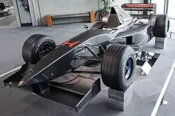 Photo en vue avant de la Honda RC101B noire