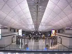 L'intérieur futuristique de l'Aéroport international de Hong Kong