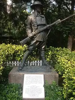 Statue d'un soldat anonyme de la Première Guerre mondiale issue de la collection statuaire d'Eu Tong Sen&nbsp;(en). Est aussi visible la plaque commémorative de la bataille de Hong Kong dédiée à tous les défenseurs de Hong Kong de décembre 1941 tels que John Robert Osborn.