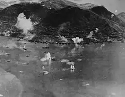 Le port de Hong Kong, attaqué par des avions de la classe Essex commandé par le vice-amiral John S. McCain le 16 janvier 1945.