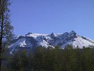 Vue sur la face sud de Hoodoo Mountain.