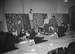 Lors du tournoi d'échecs d'Hoogovens 1949 :Van Scheltinga, Henneberke, O'Kelly, Bergsma et Tartakower, 9 janvier 1949.