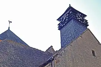 Horloge de l'église, recouverte de bardeaux en bois de châtaignier.