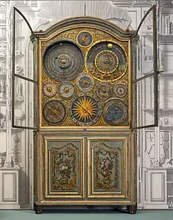 Photo d'un meuble intégrant une horloge astronomique.