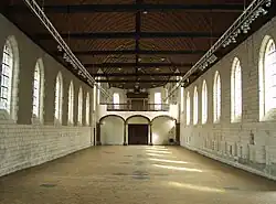 La salle des malades, vue vers le jubé et la chapelle