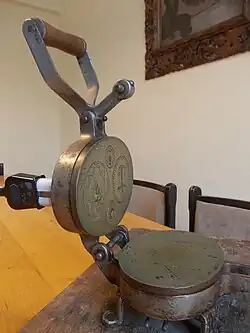 Un fer à hosties électrique.