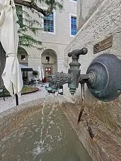 Ornamentation d'une fontaine cour intérieure