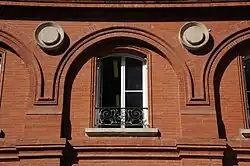 Antonin : arcades et médaillons stylisés rappelant ceux de l'hôtel de Pins.