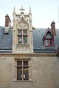 Hôtel des archevêques de Sens à Paris 4e (XVe&nbsp;siècle), avec croisée dans des fenêtres ogivales à tympan bouché.