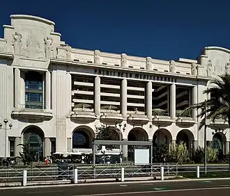 Le Palais de la Méditerranée, vu de jour depuis la promenade des Anglais.