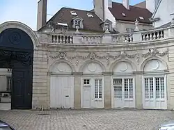 Cour en hémicycle de l'hôtel.