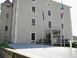 Façade, côté ouest, avec un des deux garde-corps.