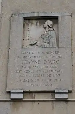 Bas-relief en pierre de la tête de Jeanne d'Arc