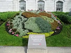 Aménagement floral pour le 400e anniversaire de naissance de Maisonneuve devant l'hôtel de ville de Montréal.