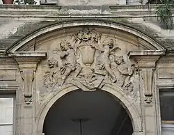 Porte à fronton décoré au fond de la cour