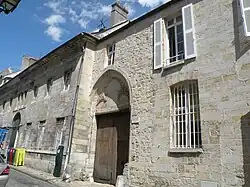 Portail de la chapelle de l'Hôtel-dieu de Gallande du XIIIe&nbsp;siècle, rue du Châtel.