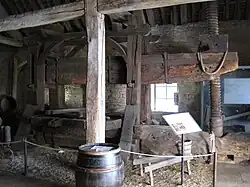 Pressoir à cabestan et à vis (musée du vin de Bourgogne).