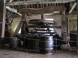 Pressoir à roue horizontale et à corde (XVIe&nbsp;siècle).