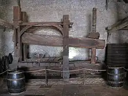 Pressoir à cabestan et à vis (musée du vin de Bourgogne).