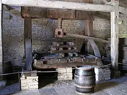Pressoir en pierre et à vis (XVIIIe&nbsp;siècle).