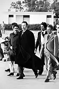 Le président Houari Boumediene avec Mohamed Salah Yahiaoui et le ministre de l'Intérieur Mohamed Ben Ahmed Abdelghani.